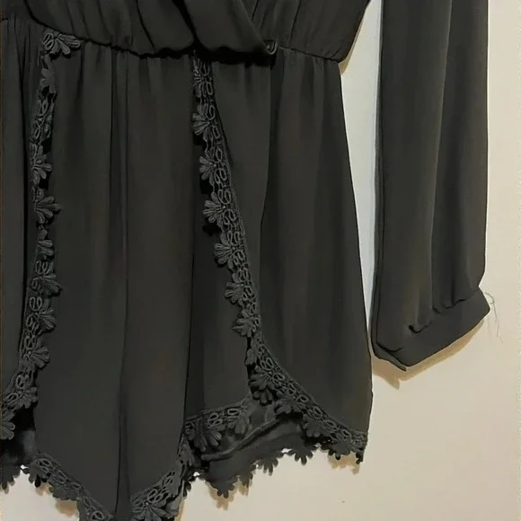 Astr | long sleeve short romper Playsuit low v-neckline crochet Women’s size M - Picture 3 of 9